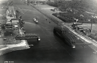 809788 Luchtfoto van de draaibrug over het Noordzeekanaal te Velsen.